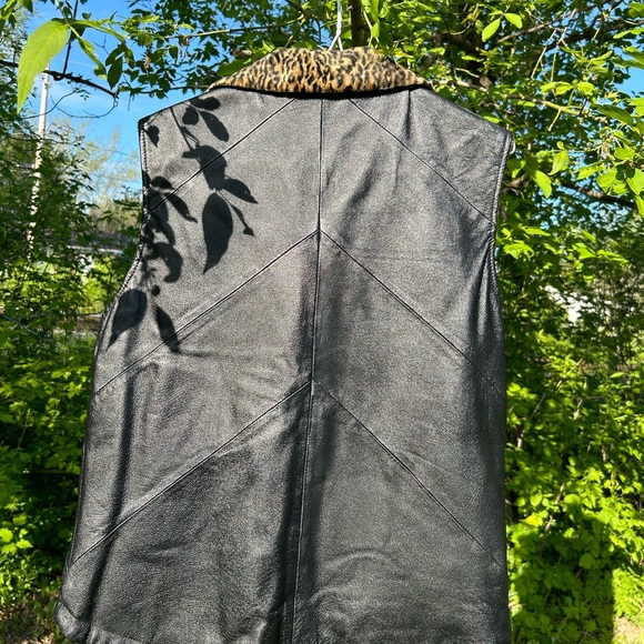 Sleeveless leather vest - Picture 5 of 6